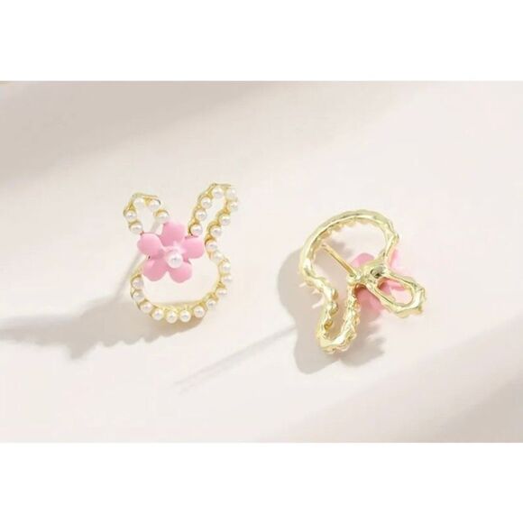 NWT Rabbit Tiny Pearl Outlined Pink Flower Easter Stud Earrings - Picture 4 of 7